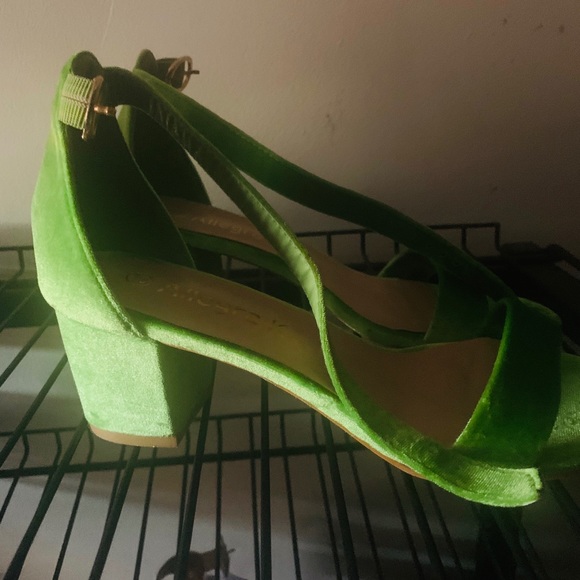 Size 7.5 - Picture 4 of 4